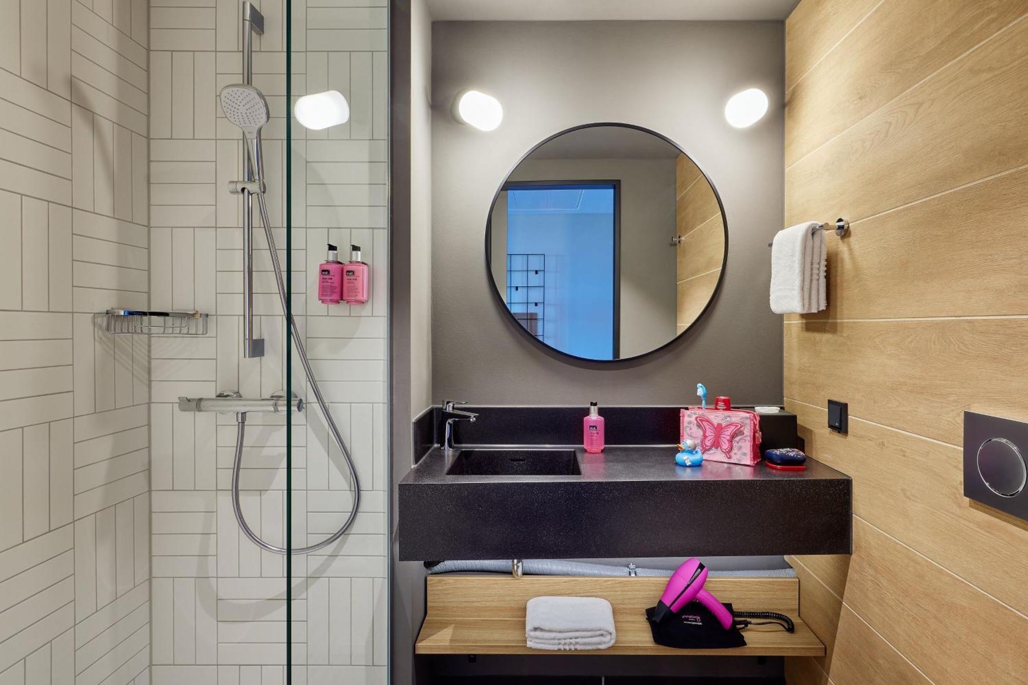 Moxy Cologne Muelheim Hotell Exteriör bild